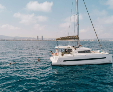Barcelona Sailing experiences. Crewed catamaran 12 passengers