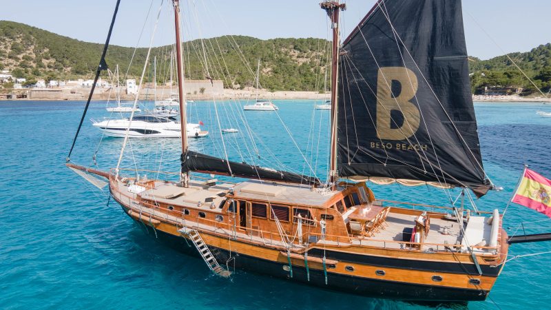 Goleta El Beso. Excursion sailing through the coves of Ibiza & Formentera
