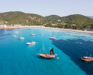 Goleta El Beso. Excursion sailing through the coves of Ibiza & Formentera