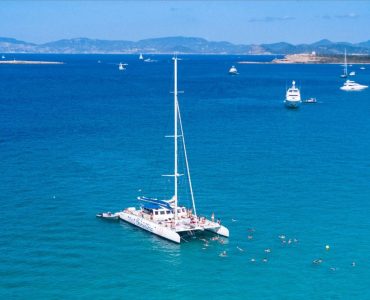Alquiler catamarán a vela en Ibiza para 80 personas