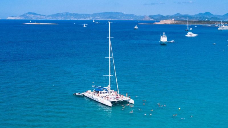 Alquiler catamarán a vela en Ibiza para 80 personas