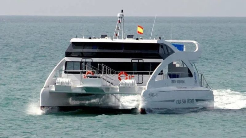 Alquiler catamaran para eventos en Barcelona para 150 personas. Dos plantas
