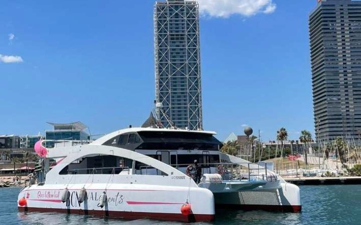 Barco espectador en exclusiva para la 37a America's Cup en Barcelona.  