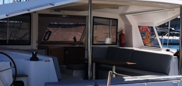 Alquiler catamaran para grupos en Barcelona. Fiestas privadas en barco, eventos corporativos. Port Olimpic de Barcelona