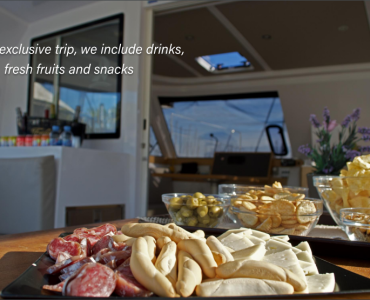 Alquiler catamaran para grupos en Barcelona. Fiestas privadas en barco, eventos corporativos. Port Olimpic de Barcelona