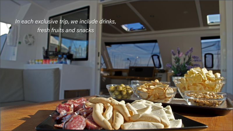 Alquiler catamaran para grupos en Barcelona. Fiestas privadas en barco, eventos corporativos. Port Olimpic de Barcelona