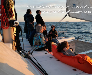Alquiler catamaran para grupos en Barcelona. Fiestas privadas en barco, eventos corporativos. Port Olimpic de Barcelona