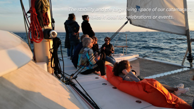 Alquiler catamaran para grupos en Barcelona. Fiestas privadas en barco, eventos corporativos. Port Olimpic de Barcelona