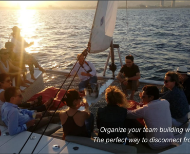 Alquiler catamaran para grupos en Barcelona. Fiestas privadas en barco, eventos corporativos. Port Olimpic de Barcelona