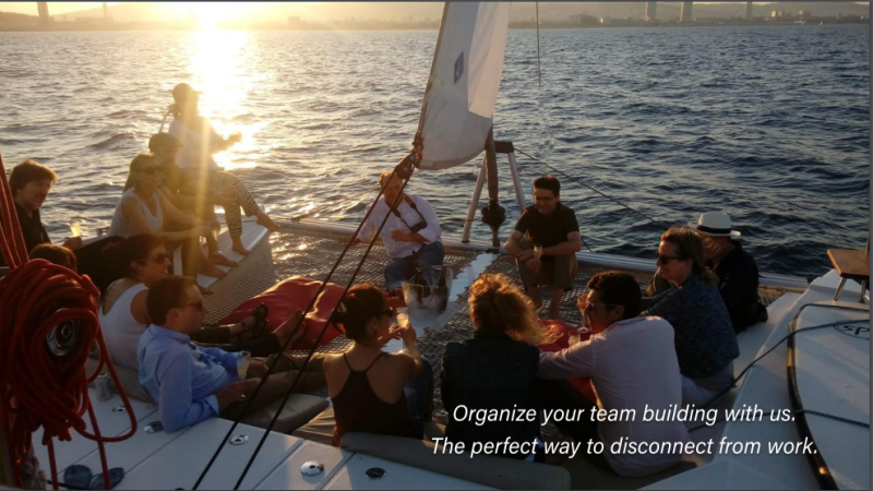 Alquiler catamaran para grupos en Barcelona. Fiestas privadas en barco, eventos corporativos. Port Olimpic de Barcelona