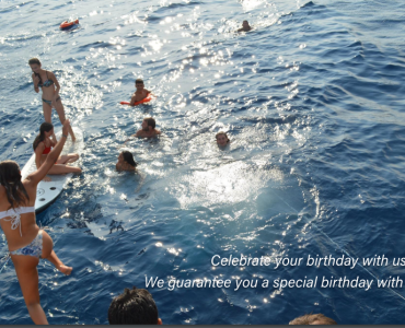 Alquiler catamaran para grupos en Barcelona. Fiestas privadas en barco, eventos corporativos. Port Olimpic de Barcelona