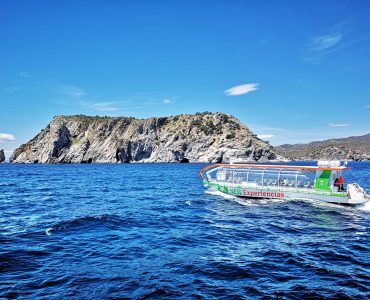 para grupos de hasta 102 personas navegando por las mejores calitas de la Costa Brava.
