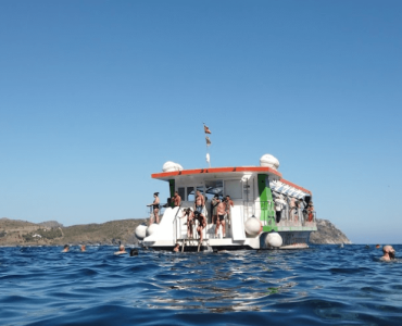 para grupos de hasta 102 personas navegando por las mejores calitas de la Costa Brava.