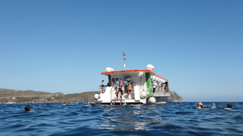 para grupos de hasta 102 personas navegando por las mejores calitas de la Costa Brava.