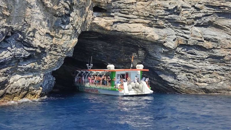 para grupos de hasta 102 personas navegando por las mejores calitas de la Costa Brava.