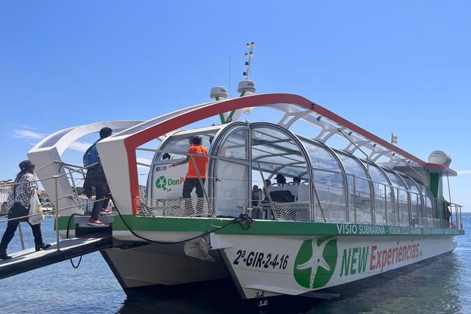 para grupos de hasta 102 personas navegando por las mejores calitas de la Costa Brava.