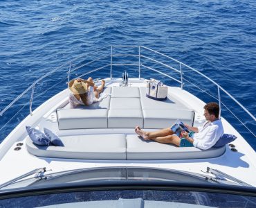 Yate Azimut 53 grupos 12 personas Barcelona. Eventos exclusivos privados y corporativos. Reuniones con baños en alta mar