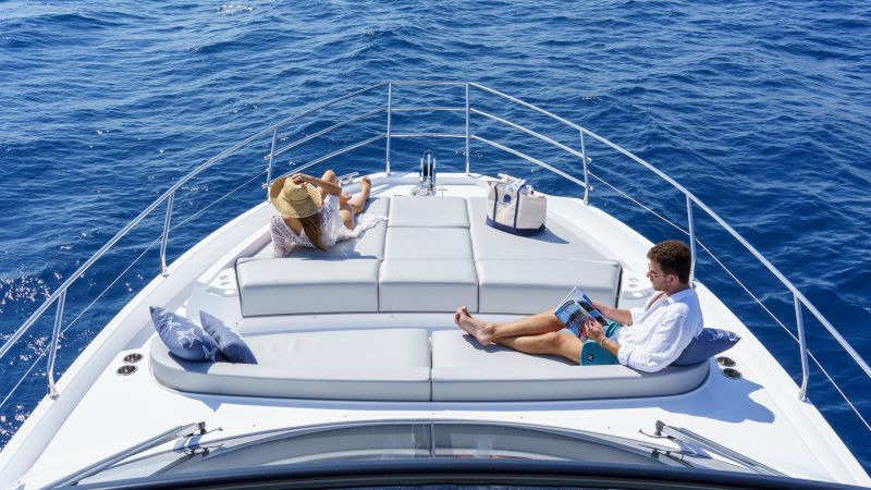 Yate Azimut 53 grupos 12 personas Barcelona. Eventos exclusivos privados y corporativos. Reuniones con baños en alta mar