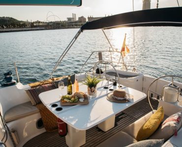 Alquiler velero con patrón en Barcelona para eventos para 12 personas máximo