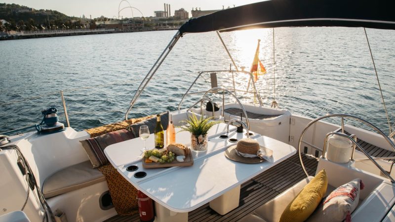 Alquiler velero con patrón en Barcelona para eventos para 12 personas máximo