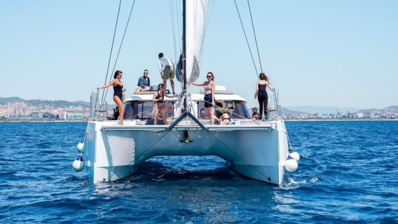Alquiler catamarán para eventos en Barcelona. Tour experience para 33 personas máximo