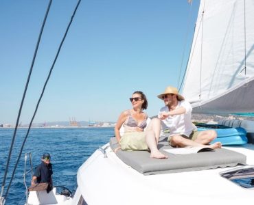 Alquiler catamarán para eventos en Barcelona. Tour experience para 33 personas máximo