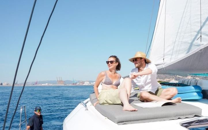 Alquiler catamarán para eventos en Barcelona. Tour experience para 33 personas máximo