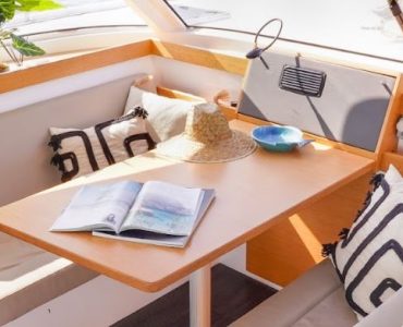 Alquiler catamarán para eventos en Barcelona. Tour experience para 33 personas máximo