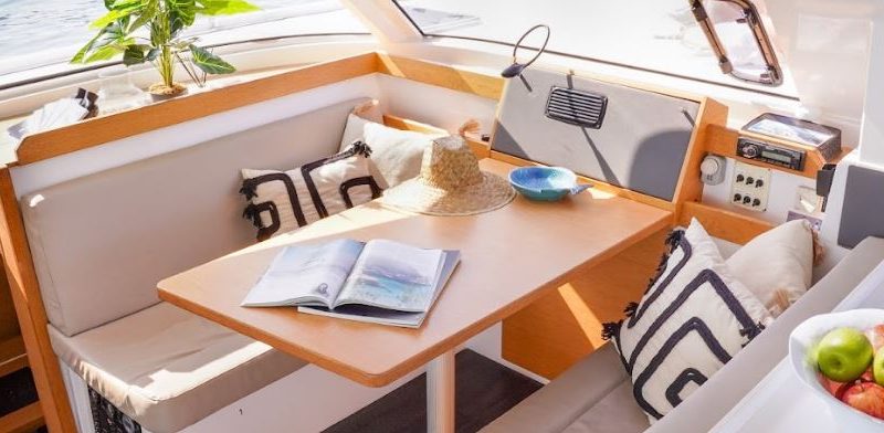 Alquiler catamarán para eventos en Barcelona. Tour experience para 33 personas máximo
