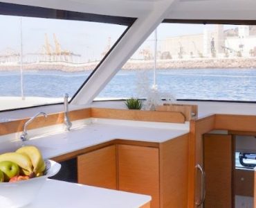 Alquiler catamarán para eventos en Barcelona. Tour experience para 33 personas máximo