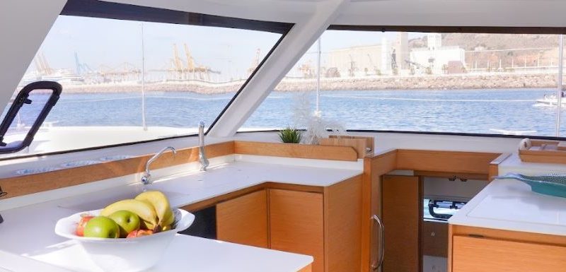 Alquiler catamarán para eventos en Barcelona. Tour experience para 33 personas máximo
