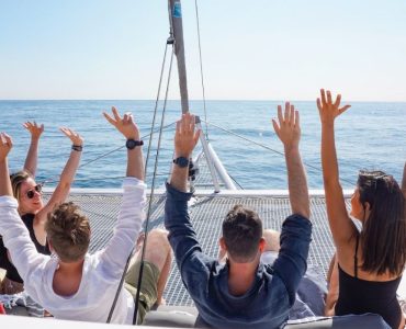 Alquiler catamarán para eventos en Barcelona. Tour experience para 33 personas máximo