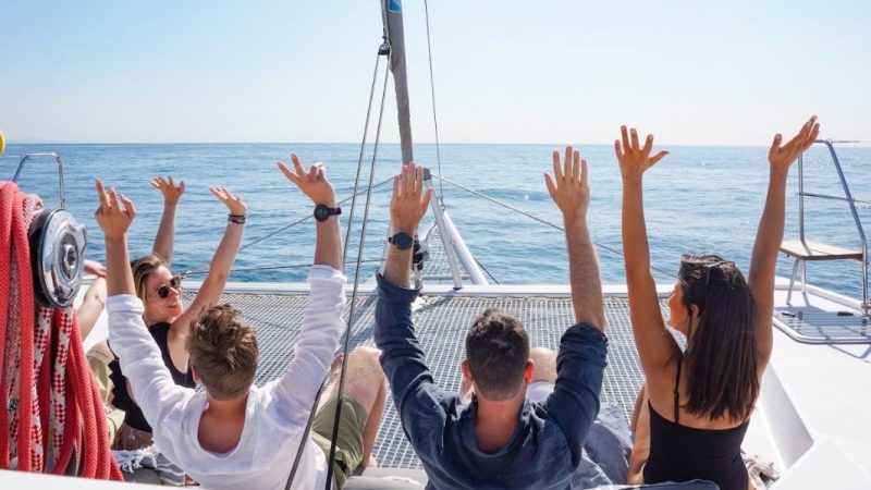 Alquiler catamarán para eventos en Barcelona. Tour experience para 33 personas máximo