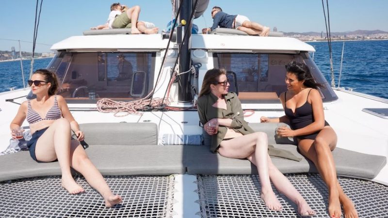 Alquiler catamarán para eventos en Barcelona. Tour experience para 33 personas máximo