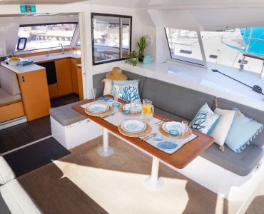 Alquiler catamarán para eventos en Barcelona. Tour experience para 33 personas máximo
