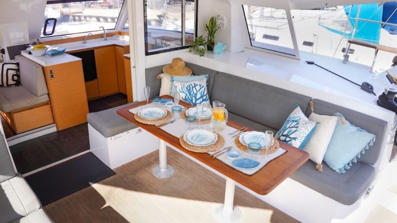 Alquiler catamarán para eventos en Barcelona. Tour experience para 33 personas máximo