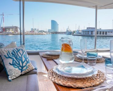 Alquiler catamarán para eventos en Barcelona. Tour experience para 33 personas máximo