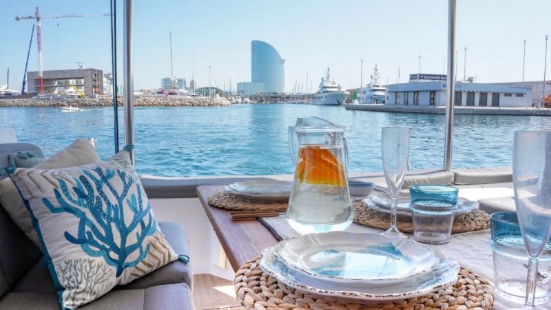 Alquiler catamarán para eventos en Barcelona. Tour experience para 33 personas máximo