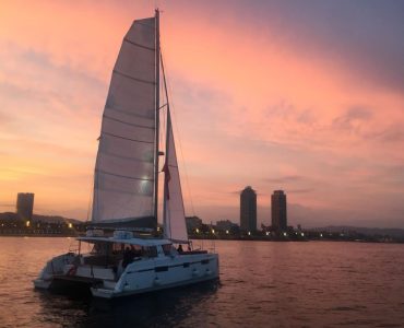 Alquiler catamarán para eventos en Barcelona. Tour experience para 33 personas máximo