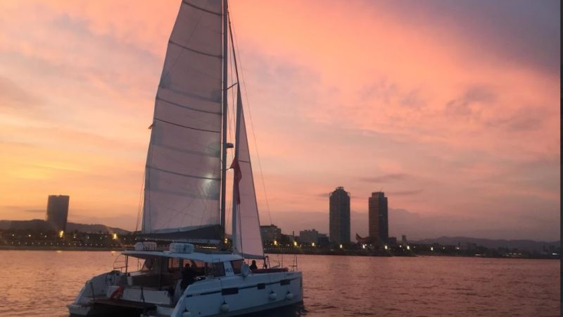 Alquiler catamarán para eventos en Barcelona. Tour experience para 33 personas máximo