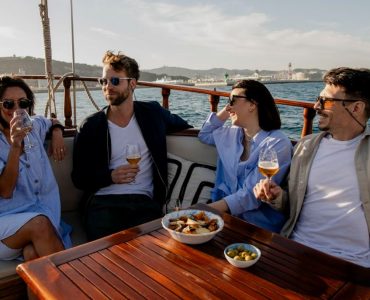 Eventos en barco y excursiones en catamarán en Barcelona, Palma de Mallorca, Ibiza, Málaga. Eventos para grupos de hasta 80 personas. Eventos de empresa y fiestas privadas, bodas y presentaciones.