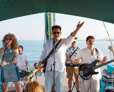 Eventos en barco y excursiones en catamarán en Barcelona, Palma de Mallorca, Ibiza, Málaga. Eventos para grupos de hasta 80 personas. Eventos de empresa y fiestas privadas, bodas y presentaciones.