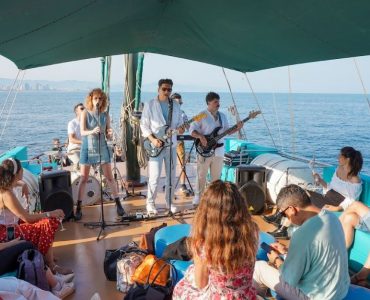 Eventos en barco y excursiones en catamarán en Barcelona, Palma de Mallorca, Ibiza, Málaga. Eventos para grupos de hasta 80 personas. Eventos de empresa y fiestas privadas, bodas y presentaciones.
