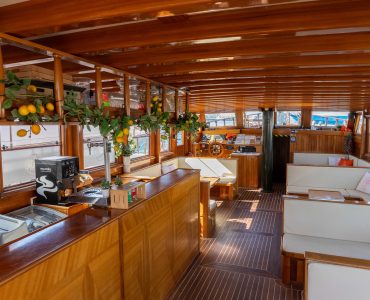Alquiler velero para eventos elegantes para grupos