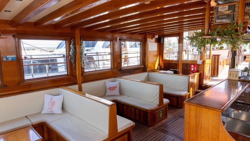 Alquiler velero para eventos elegantes para grupos
