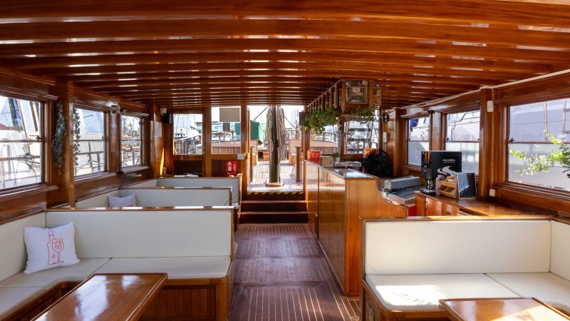 Alquiler velero para eventos elegantes para grupos