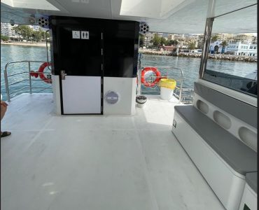 Alquiler catamaran para eventos para grupos de hasta 70 personas en el Puerto Deportivo de Marbella. Barcos & Eventos