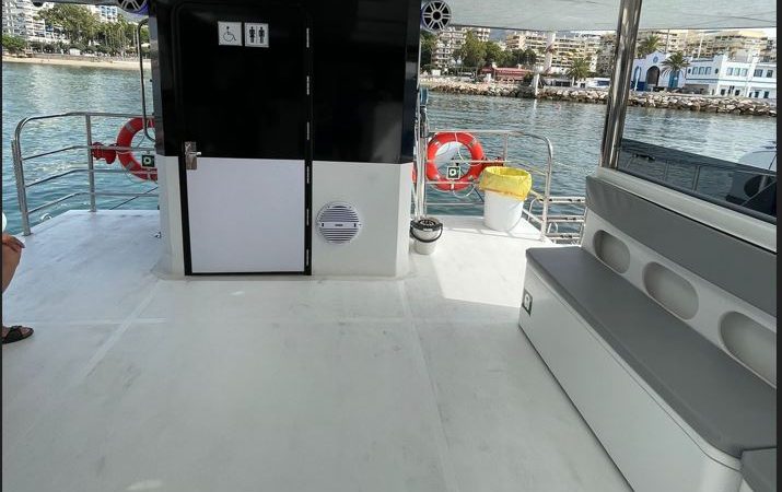 Alquiler catamaran para eventos para grupos de hasta 70 personas en el Puerto Deportivo de Marbella. Barcos & Eventos