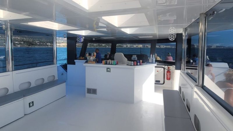 Alquiler catamaran para eventos para grupos de hasta 70 personas en el Puerto Deportivo de Marbella. Barcos & Eventos