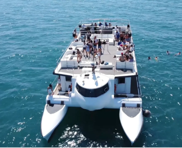 Alquiler catamarán para grupos de hasta 150 personas en Valencia. 